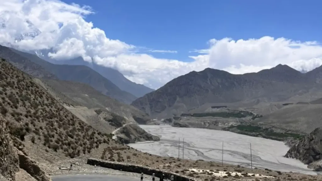 upper-mustang-by-bus-scenario